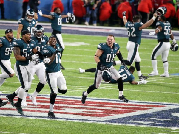 Les Eagles de Philadelphie remportent le Super Bowl LII en battant les tenants du titre, les New England Patriots en finale.