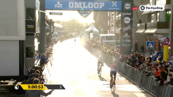 Jasper Stuyven remporte l’Omloop Het Nieuwsblad