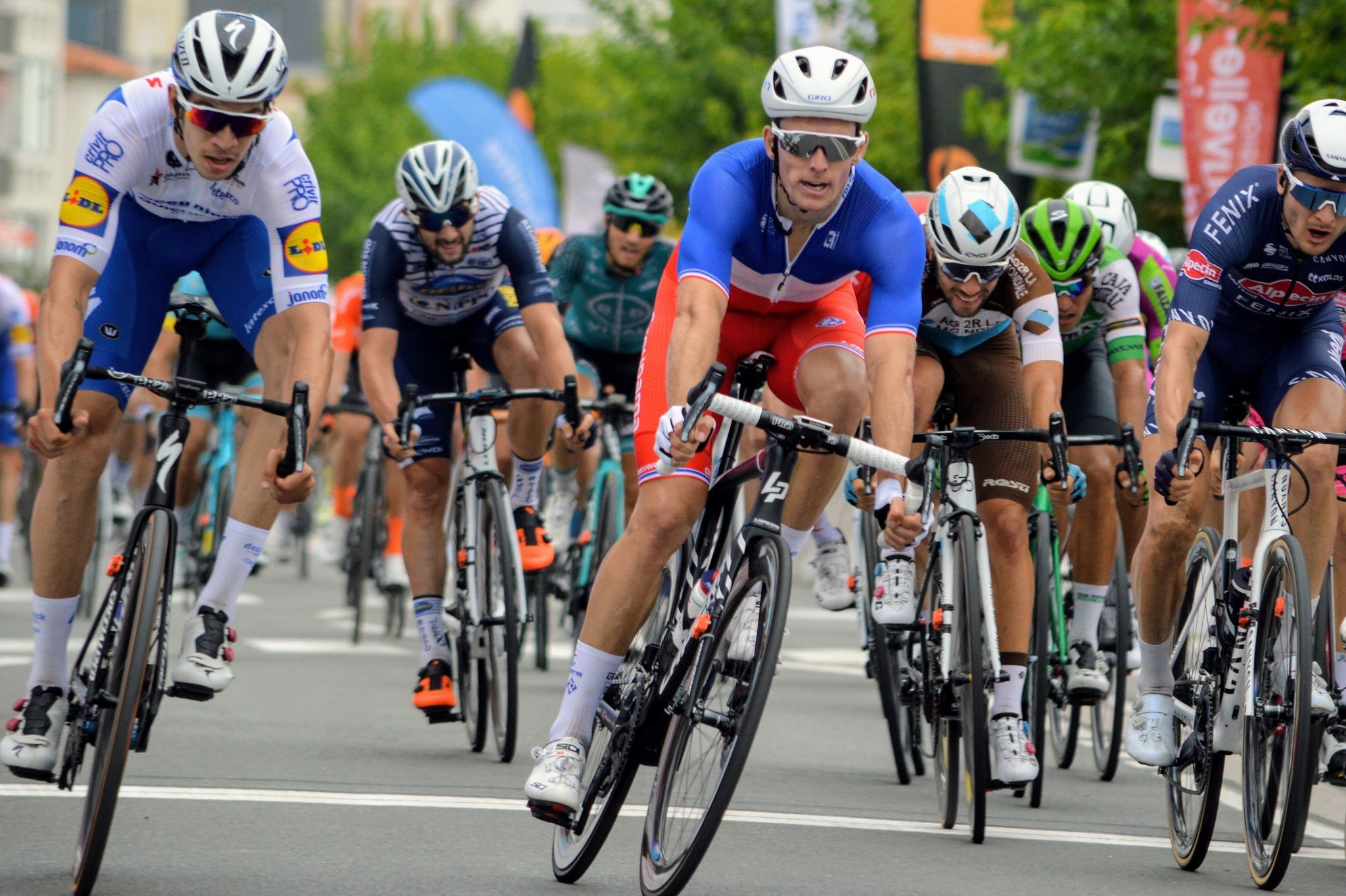 Arnaud Démare inaugure son maillot tricolore par une victoire