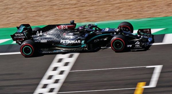 GP Silverstone : Hamilton gagne chez lui, sur 3 roues !