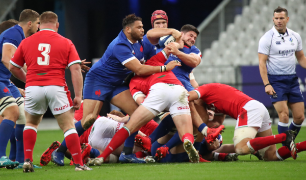 Un XV de France séduisant domine le Pays de Galles
