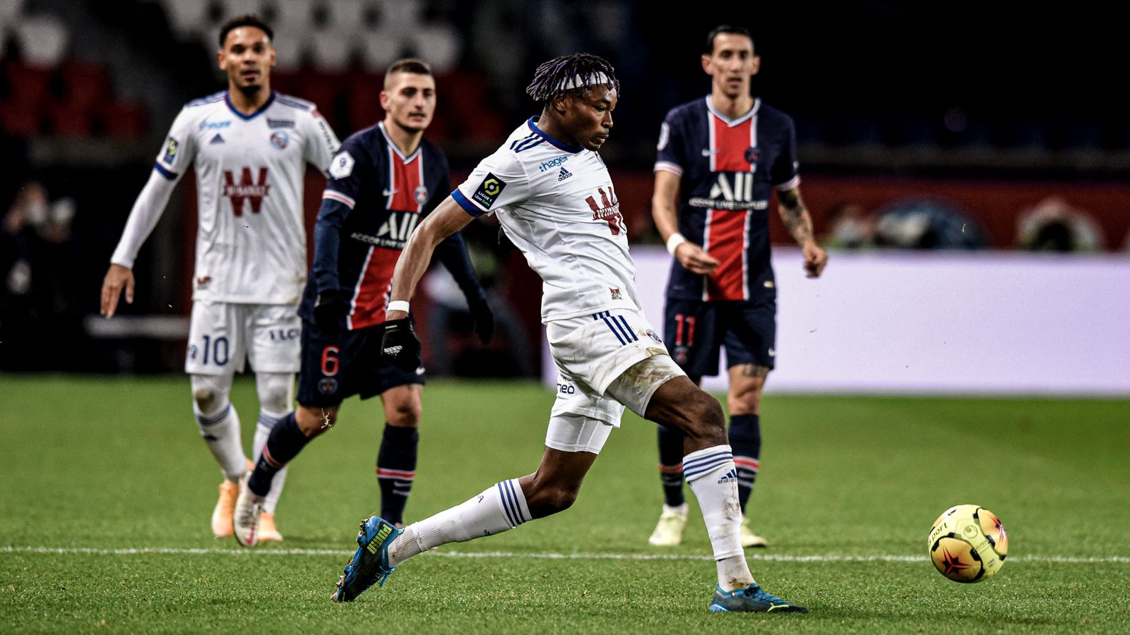 Pour conclure 2020, Strasbourg concède une lourde défaite face au PSG