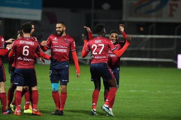 Ligue 2 (J27) : Clermont conserve sa deuxième place, Pau passe barragiste