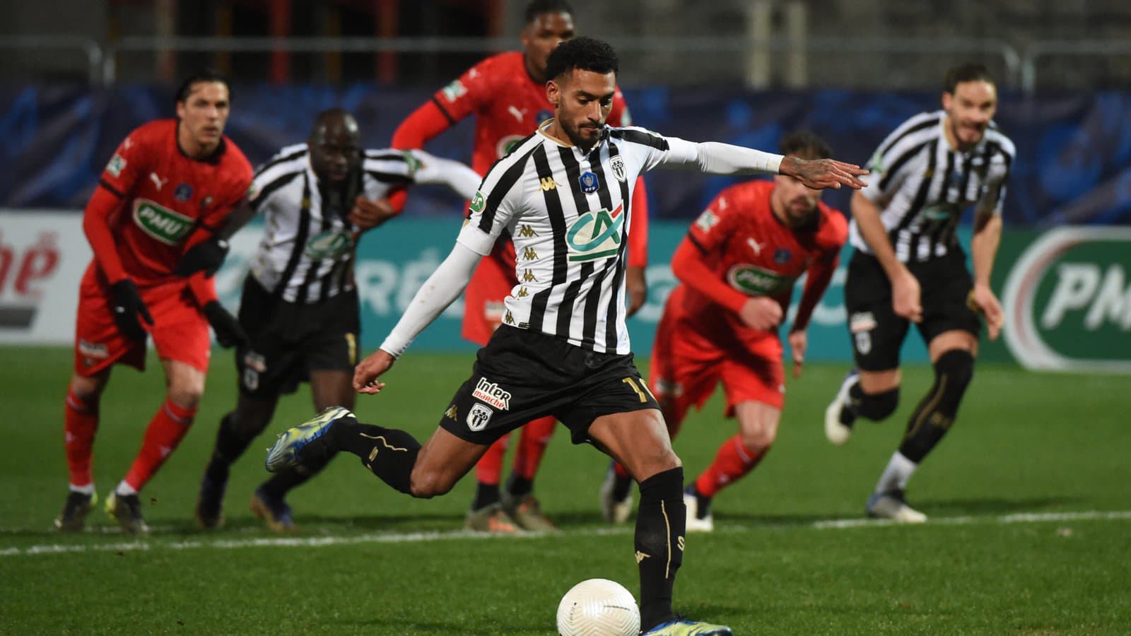 Angers se qualifie dans la douleur face au Stade Rennais