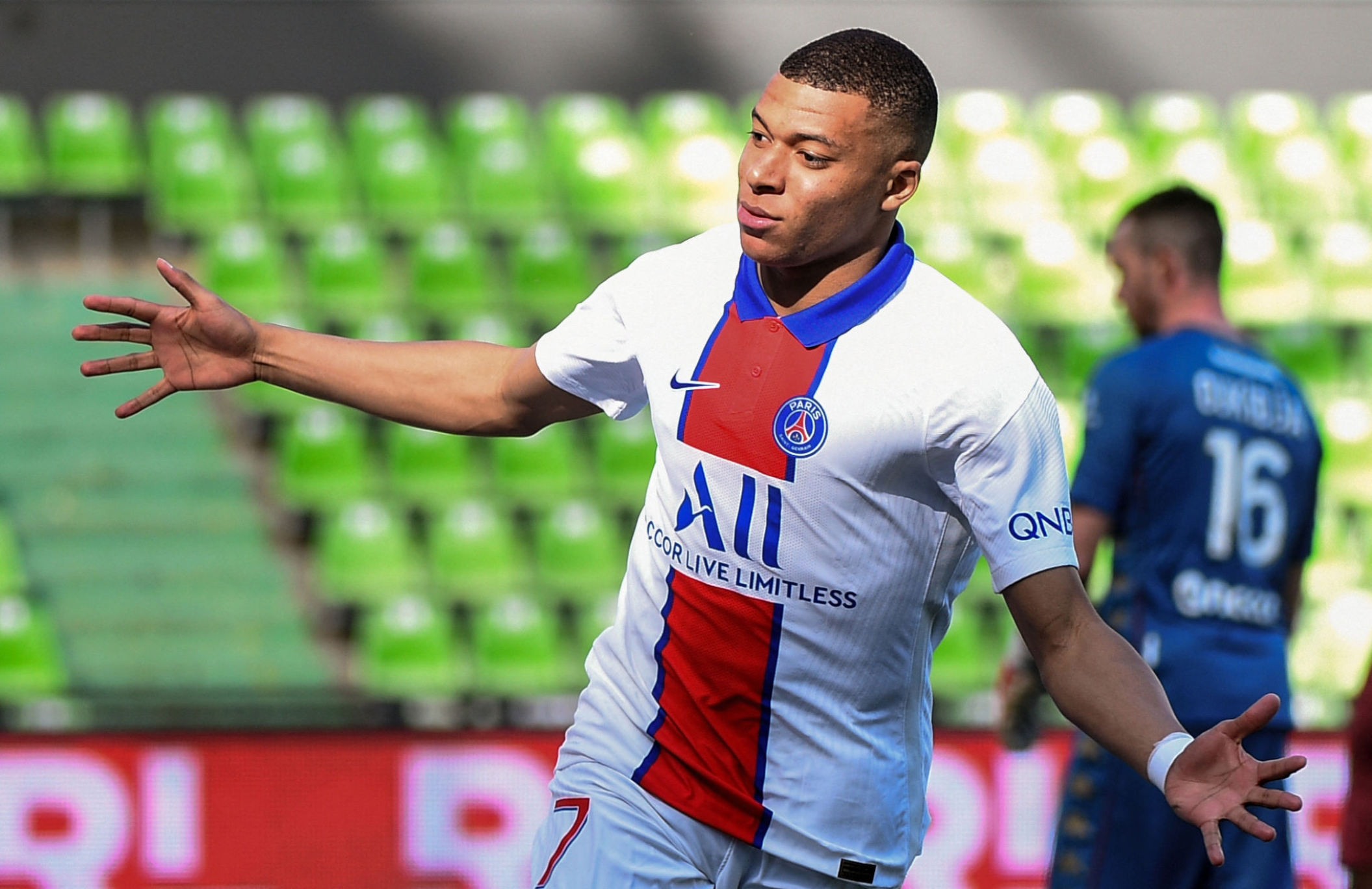 Ligue 1 : Paris leader provisoire après sa victoire à Metz (1-3), Mbappé double buteur
