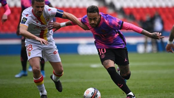 Sans briller, le PSG s’impose face à Lens et met la pression sur Lille