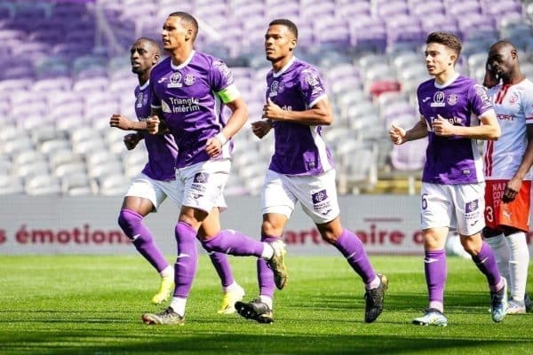 Ligue 2 : Toulouse accroché par Pau, Clermont touche la Ligue 1 du doigt