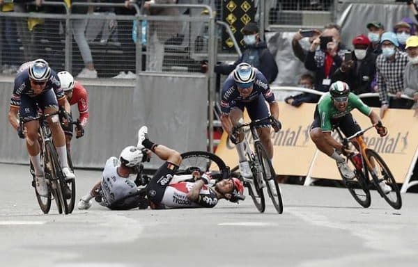 Une troisième étape marquée par les chutes ; comment Caleb Ewan est tombé ?