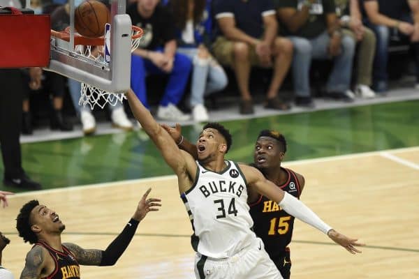 NBA Playoffs : les Bucks écrasent les Hawks et égalisent dans la série