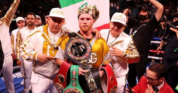 Les 30 Moments marquants de 2021 : Canelo Álvarez, unanime chez les super-moyens