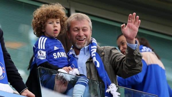 Roman Abramovich confie aux administrateurs de Chelsea la responsabilité de la gestion du club.