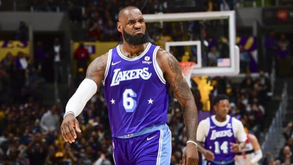 LeBron James devient le premier joueur de l’histoire de la NBA à atteindre 10 000 points, rebonds et passes décisives