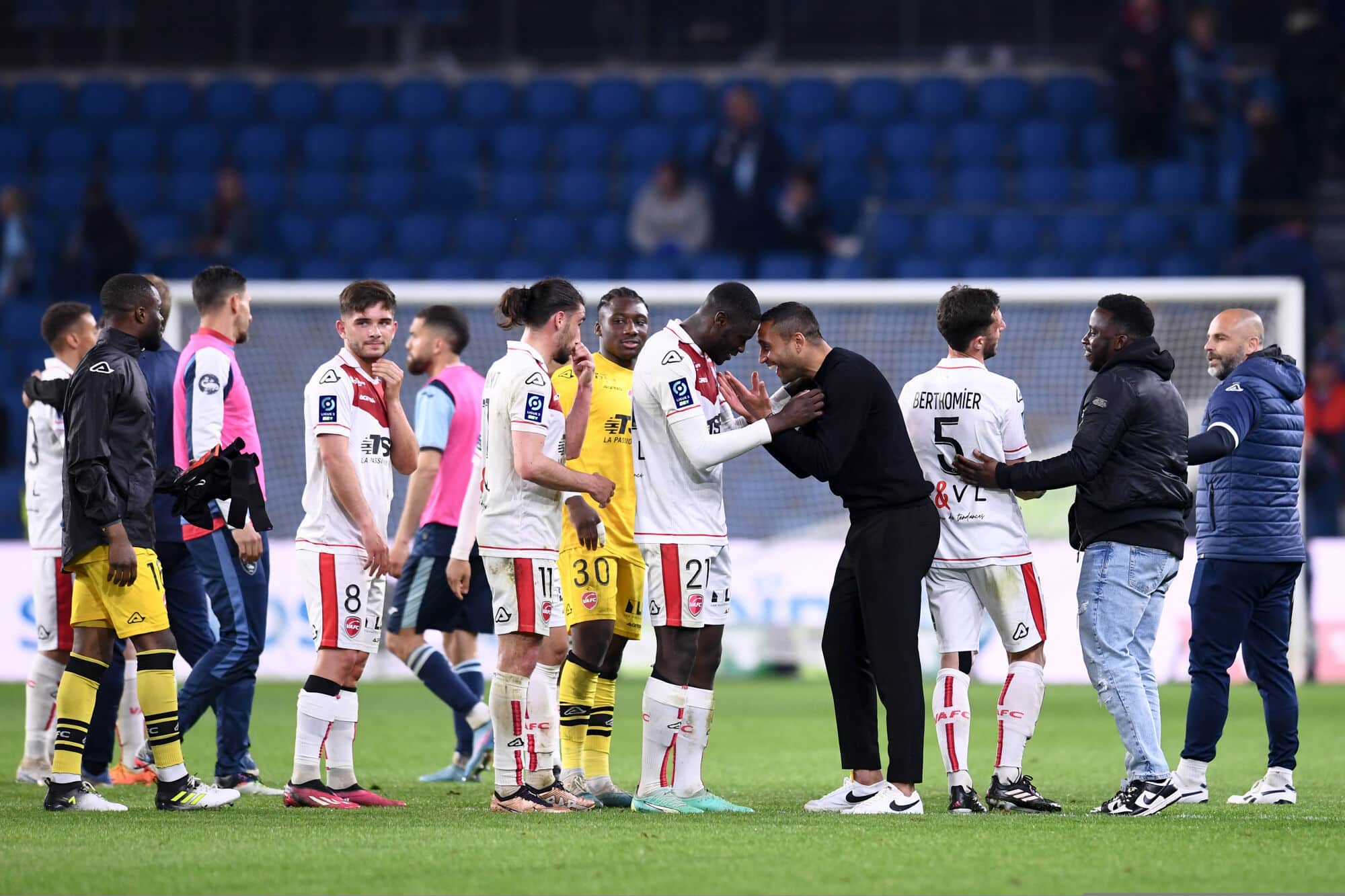 Mercato VAFC : un ancien de Ligue 1 rejoint une destination exotique (Officiel)