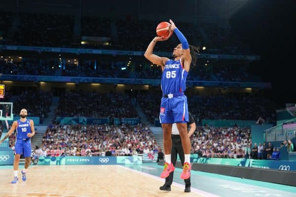 JO 2024 : les Bleus du basket sauvés par Matthew Strazel