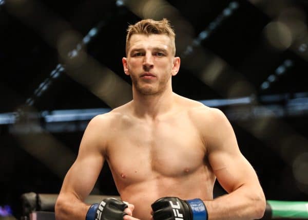 UFC : “Le karma ne loupe pas”, un combattant se moque du forfait de Dan Hooker