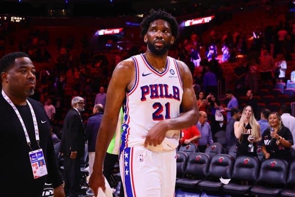 NBA : c’est la tuile pour les 76ers, le genou de Joel Embiid inquiète