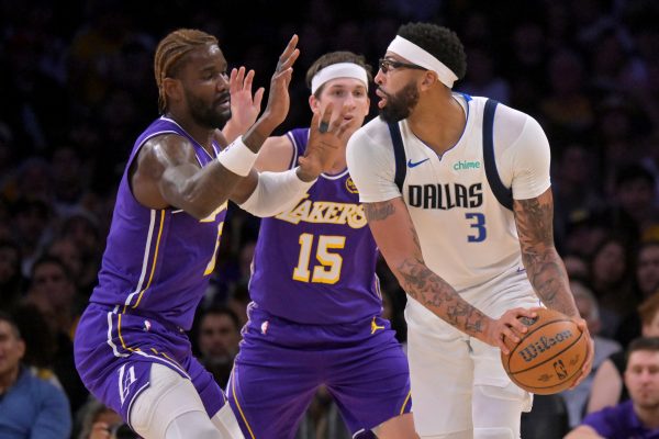 Lakers : DeAndre Ayton lance un missile à Anthony Davis 