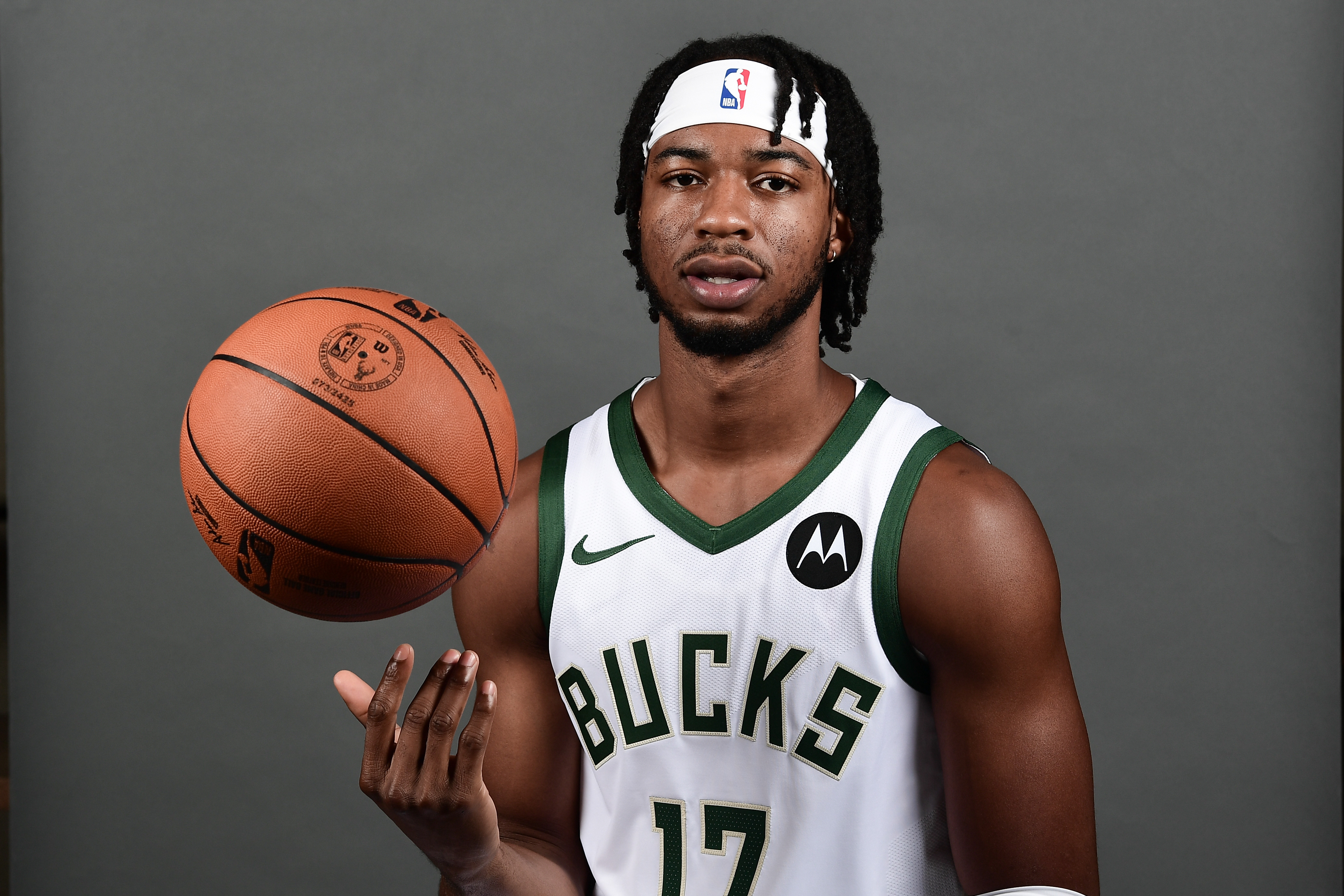 TRADE OFFICIEL :  San Antonio tient son premier renfort !